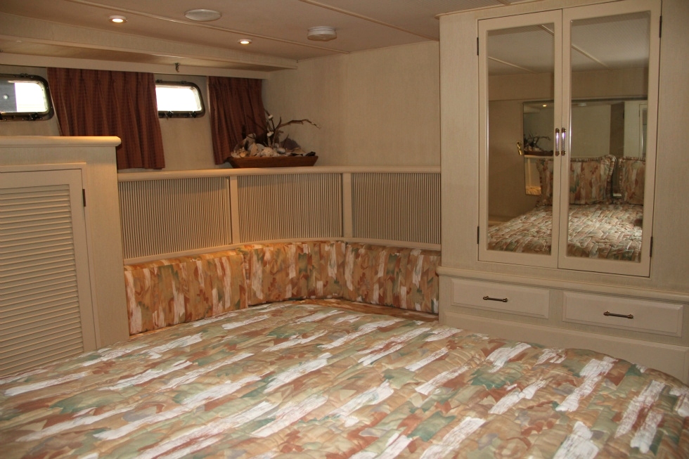 Tollycraft Master State Room | 53 Tollycraft Pilothouse Motor Yacht  PHMY  TollyCraft Yacht 