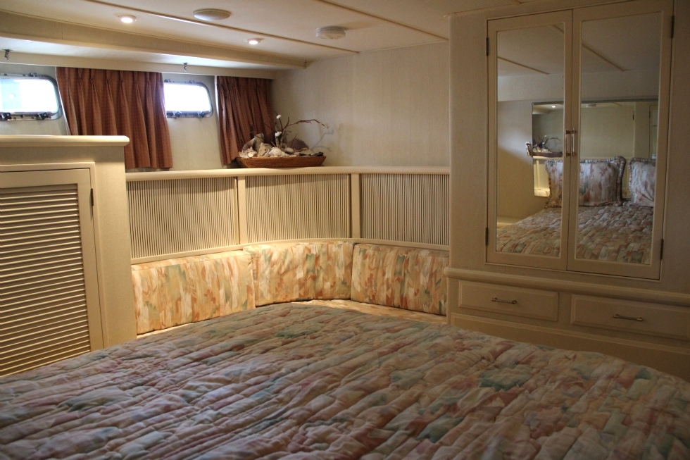 Tollycraft Master State Room | 53 Tollycraft Pilothouse Motor Yacht  PHMY  TollyCraft Yacht 